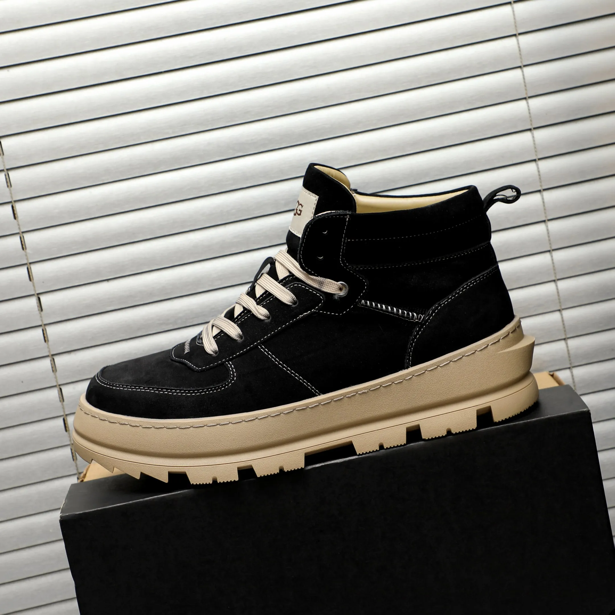 P620 Product trademark: "UGG" Gaobang men's shoes Regular size: 39-44 Product materials: Selected nubuck leather upper, wool lining, original outsole